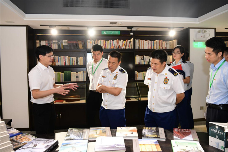 參觀(guān)集團公司社史館.jpg