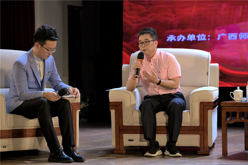 4《新時(shí)代的青春之歌黃文秀》的作者，廣西文聯(lián)秘書(shū)長(cháng)兼廣西戲劇家協(xié)會(huì )常務(wù)副主席林超俊做分享.jpg