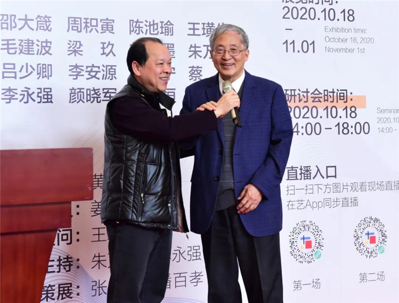 6桂林市美術(shù)家協(xié)會(huì )名譽(yù)主席、廣西師范大學(xué)原副校長(cháng)白曉軍與南京藝術(shù)學(xué)院教授、博士生導師周積寅共同宣布畫(huà)展開(kāi)幕（廖茹畫(huà)  攝）  .jpg