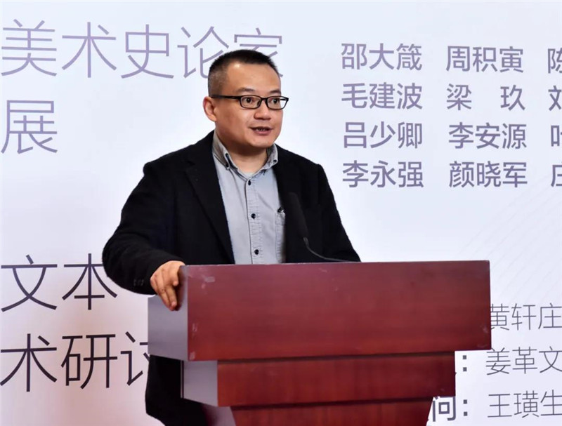8廣西師范大學(xué)出版社美術(shù)館館長(cháng)、美術(shù)分社總編輯張明主持開(kāi)幕式（廖茹畫(huà)  攝）.jpg