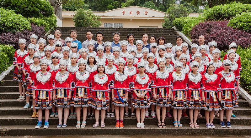 2015年6月1日，廣西師大出版社領(lǐng)導到資源二中看望女生班的同學(xué)們.jpg.jpg