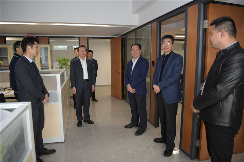走訪(fǎng)慰問(wèn)黨群工作部員工.jpg
