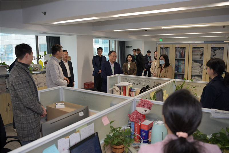 走訪(fǎng)慰問(wèn)基教分社員工.jpg