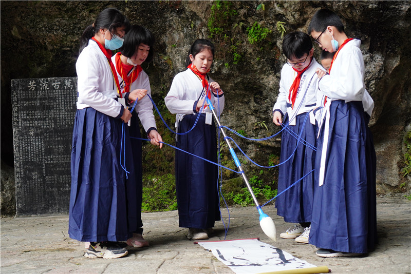 團隊協(xié)作，共同書(shū)寫(xiě)漢字.jpg