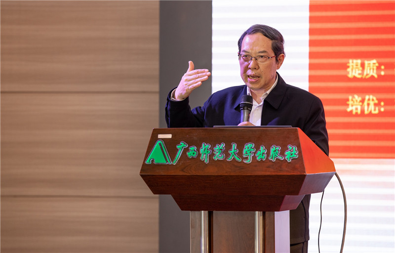 重慶工業(yè)職業(yè)技術(shù)學(xué)院黨委書(shū)記王官成教授作題為《職業(yè)院校勞動(dòng)教育“三教”改革的探索與實(shí)踐》的報告（黃國生攝）.jpg