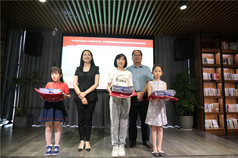 桂林市婦聯(lián)副主席李彬棠（第二排左一），廣西師范大學(xué)出版社集團黨委書(shū)記、董事長(cháng)黃軒莊（第二排右一）為大賽二等獎家庭代表頒獎.jpg