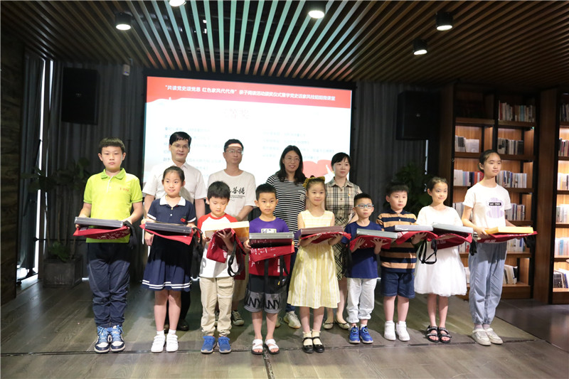 共青團桂林市委少年部部長(cháng) 胡限（第二排右二）、桂林市教育局辦公室副主任陳婷（第二排右一）、廣西師范大學(xué)出版社集團副總裁施東毅（第二排左一）為大賽三等獎家庭代表頒獎.jpg