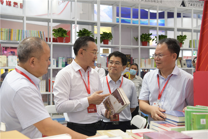 自治區黨委宣傳部常務(wù)副部長(cháng)、自治區新聞出版局（版權局）局長(cháng)王曉華到集團公司展位視察.jpg