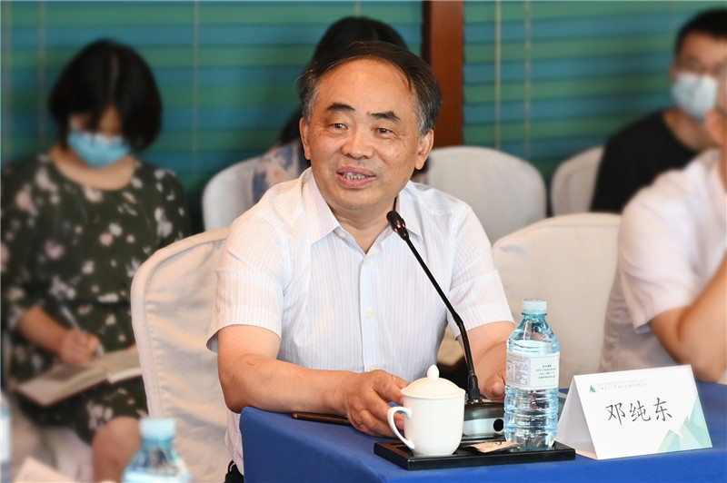07 全國政協(xié)委員，中國政策科學(xué)研究會(huì )副院長(cháng)，中國社會(huì )科學(xué)院馬克思主義研究院原院長(cháng)、黨委書(shū)記鄧純東作主旨演講（李顯楊 攝）.jpg