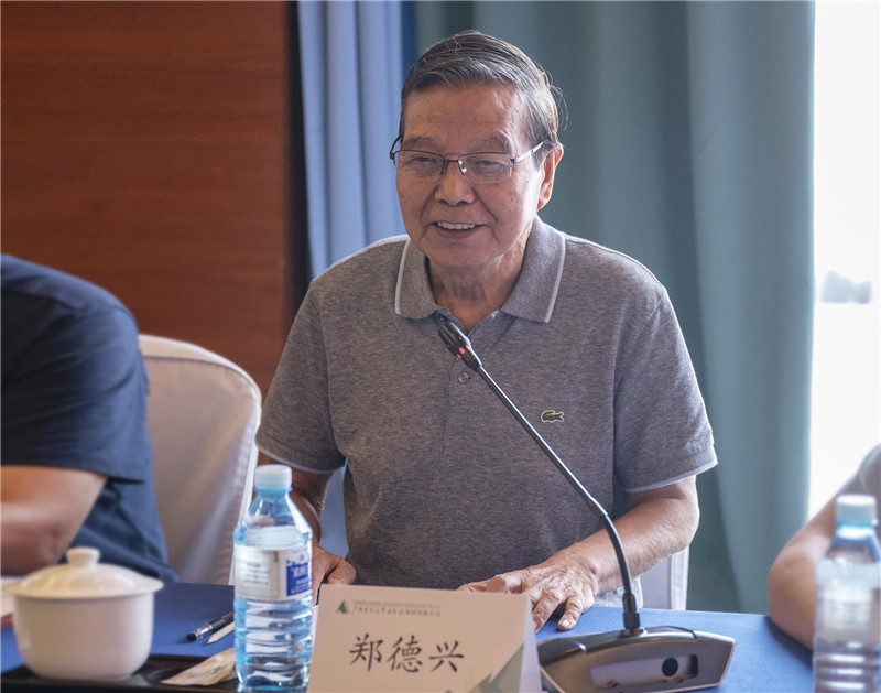 08 原中共中央文獻研究室副秘書(shū)長(cháng)、中央文獻出版社原社長(cháng)鄭德興作主旨演講（李顯楊 攝）.jpg