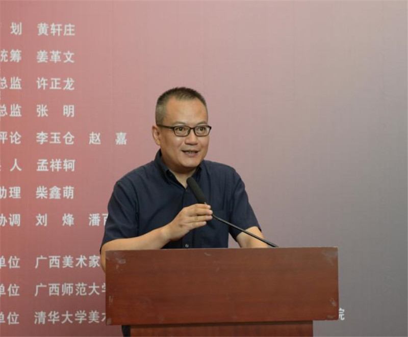 廣西師范大學(xué)出版社美術(shù)館館長(cháng)、美術(shù)分社總編輯張明主持開(kāi)幕式.jpg