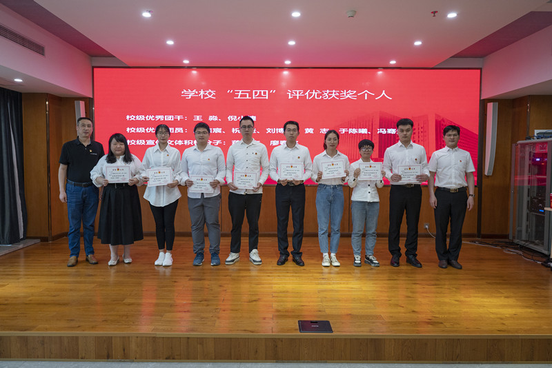 5.為學(xué)?！拔逅摹痹u優(yōu)先進(jìn)個(gè)人頒獎_副本.jpg