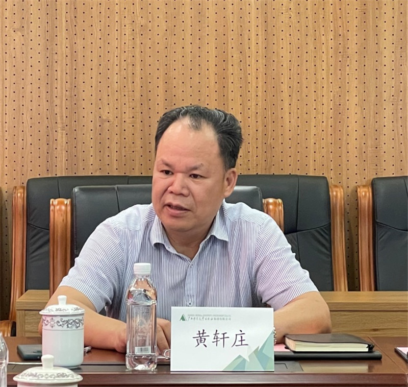集團公司黨委書(shū)記、董事長(cháng)黃軒莊介紹集團公司情況 李天皓 攝.jpg
