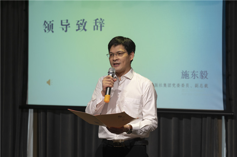 廣西師范大學(xué)出版社集團黨委委員、副總裁施東毅為與會(huì )來(lái)賓介紹廣西師大社在文化服務(wù)、閱讀推廣方面的成果（攝：李顯楊）.jpg
