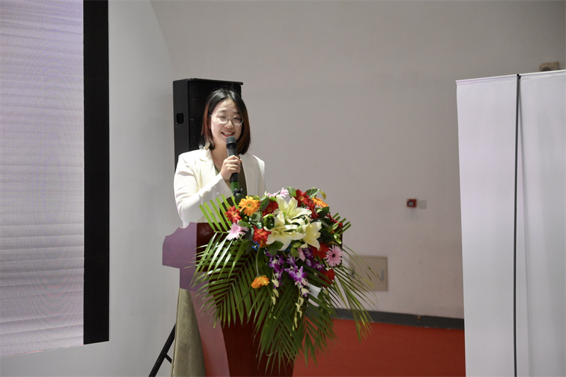 推薦會(huì )現場(chǎng)，張笑塵女士介紹藝術(shù)之橋空間情況.jpg