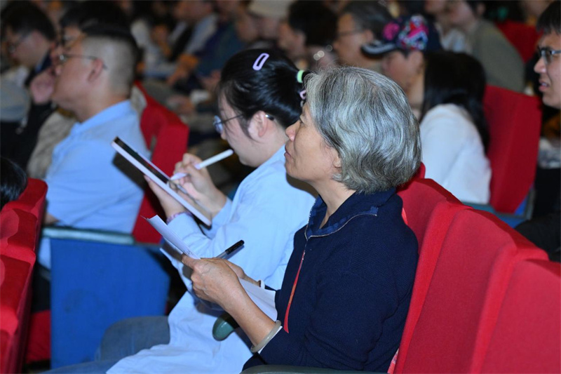 論壇現場(chǎng)，認真做筆記的讀者.jpg