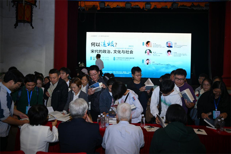 活動(dòng)結束，讀者紛紛排隊請嘉賓簽名留念.jpg