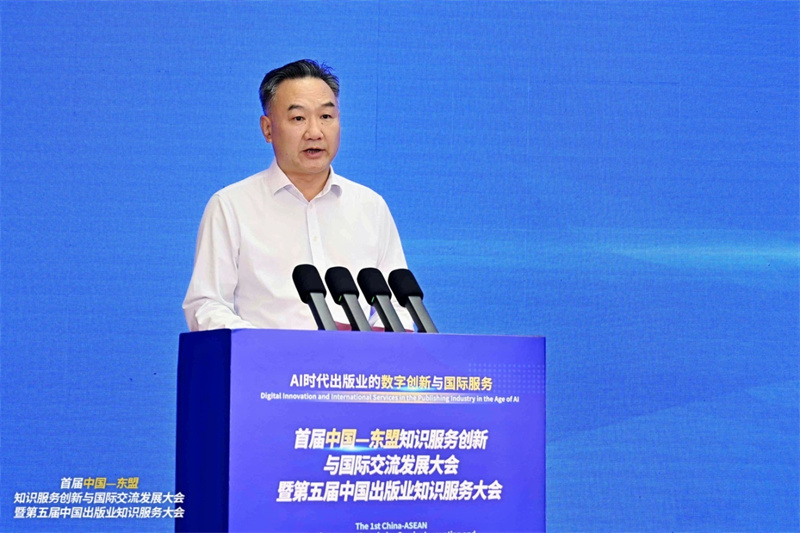 廣西壯族自治區黨委宣傳部副部長(cháng)、新聞出版局和版權局局長(cháng)王曉華致辭.jpg