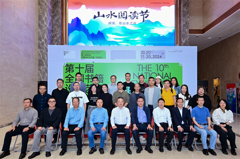 出席展覽開(kāi)幕式的領(lǐng)導、嘉賓合影.jpg
