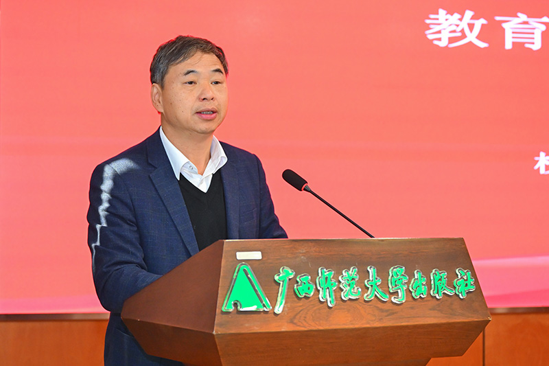 5.校黨委常委、副校長(cháng)黃文韜代表教育組作總結發(fā)言.jpg