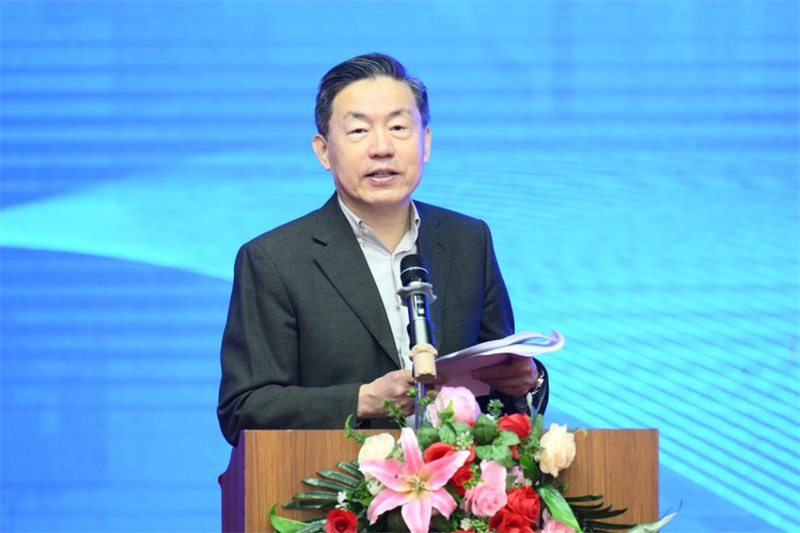 中國新聞出版研究院原副院長(cháng)、第六屆中國書(shū)刊發(fā)行業(yè)協(xié)會(huì )副理事長(cháng)、中華出版促進(jìn)會(huì )國際工委學(xué)術(shù)委員會(huì )主任委員范軍主持開(kāi)幕式.jpg