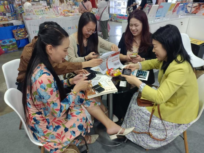 在現場(chǎng)進(jìn)行版權洽談。（馬文玉 攝）_副本.jpg