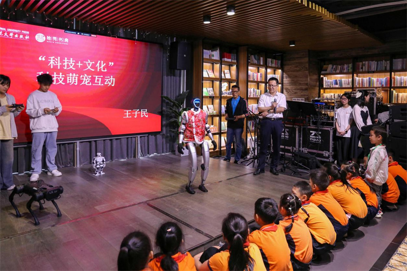 獨秀書(shū)房第三批閱讀導師王子民及團隊帶來(lái)智能機器人、機器狗與觀(guān)眾趣味互動(dòng).jpg