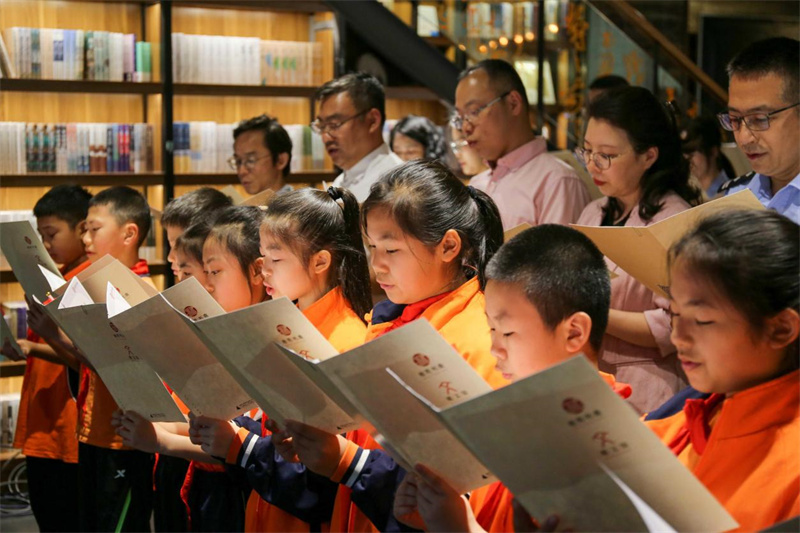 嘉賓代表、閱讀導師與現場(chǎng)觀(guān)眾共同參與經(jīng)典共讀.jpg