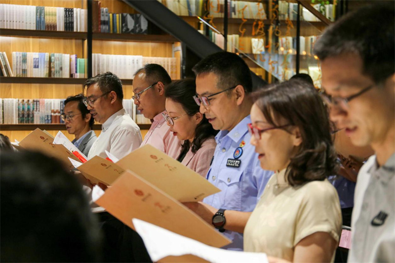 嘉賓代表、閱讀導師與現場(chǎng)觀(guān)眾共同參與經(jīng)典共讀(1).jpg