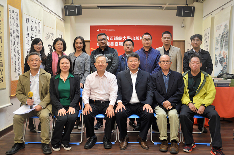 參加開(kāi)幕式的嘉賓合影留念.jpg