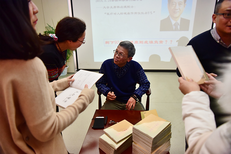 駱降喜老師耐心解答讀者的提問(wèn)（李顯楊攝）.JPG