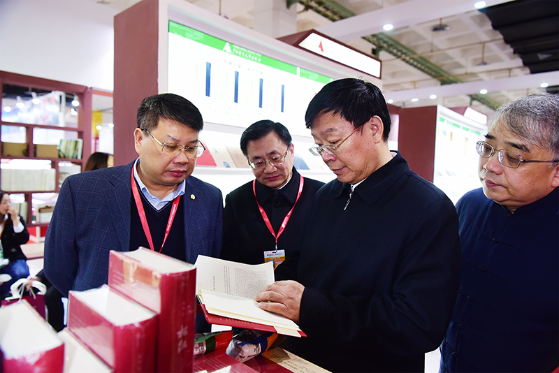 國家新聞出版廣電總局黨組成員、副局長(cháng)、國家版權局專(zhuān)職副局長(cháng)周慧琳視察集團公司展位3.JPG