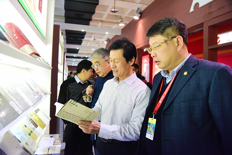 自治區新聞出版廣電局黨組成員、副局長(cháng)朱為范集團公司展位1.JPG