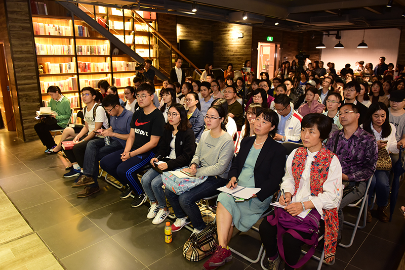 現場(chǎng)觀(guān)眾認真聆聽(tīng)施展的演講（李顯楊攝）.JPG