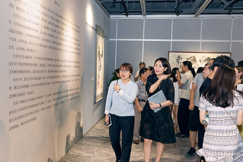 市民參觀(guān)畫(huà)展2（黃珊虎攝）.jpg