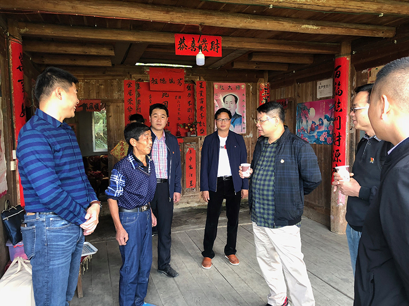 1集團公司黨委書(shū)記、董事長(cháng)張藝兵與對口幫扶家庭村民羅富書(shū)親切交談.jpg