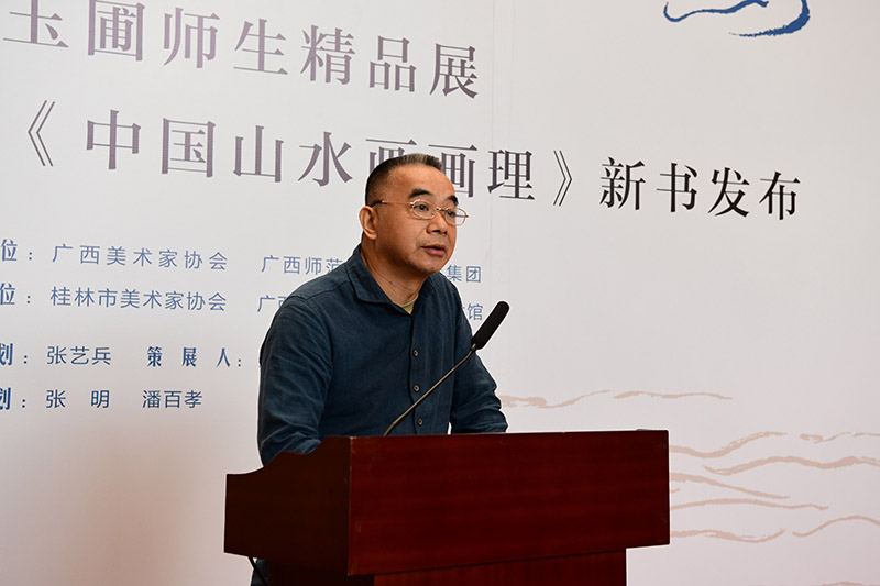 3.廣西美術(shù)家協(xié)會(huì )副主席、桂林市美術(shù)家協(xié)會(huì )主席張賢致辭（李顯楊攝）.JPG