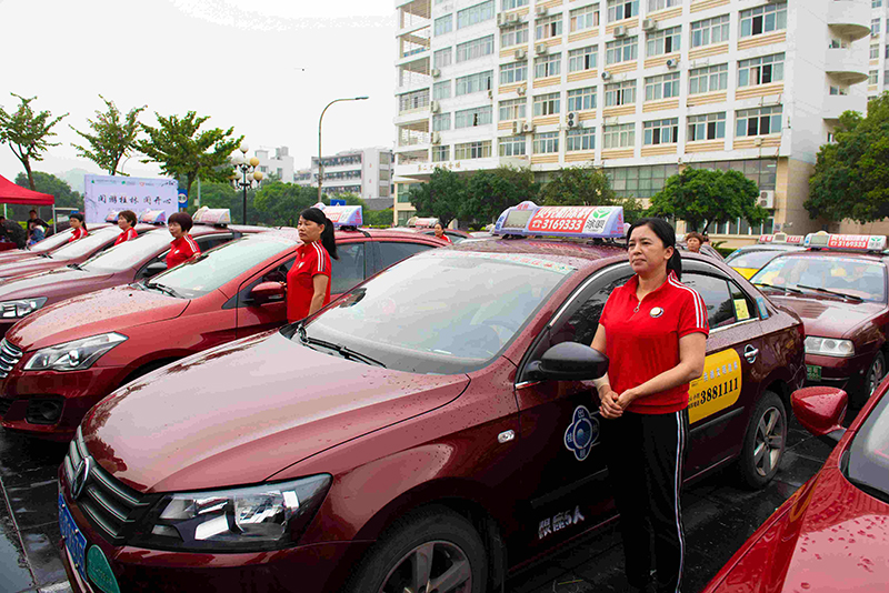 桂林市出租車(chē)協(xié)會(huì )“巾幗車(chē)隊”（李顯楊攝）.jpg