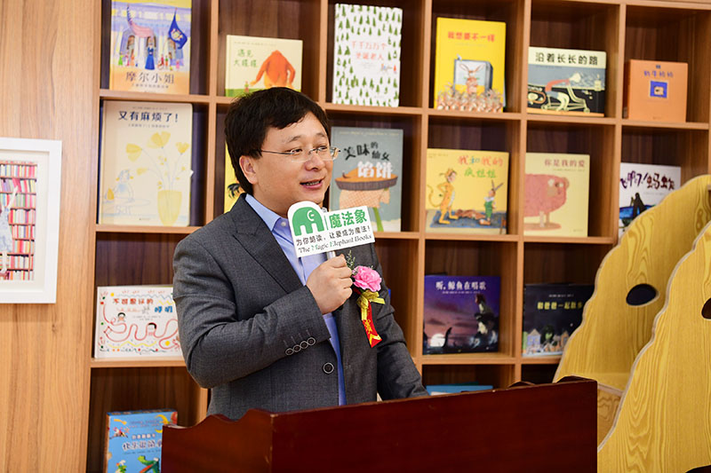 廣西師范大學(xué)出版社集團有限公司董事長(cháng)助理張俊顯致辭（李顯楊攝）.jpg
