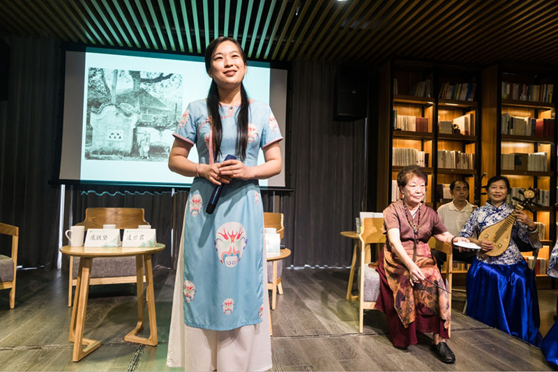 3陸絮彬現場(chǎng)演唱《漓江煙雨》，何紅玉打碟（落霞攝）.png