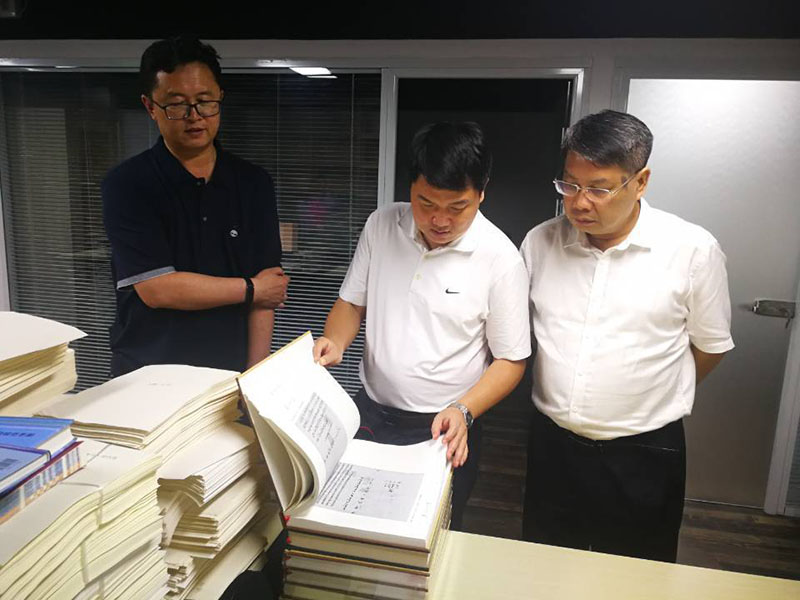 校黨委常委、總會(huì )計師李英利（左二）在內蒙古公司北京出版中心檢查工作.jpg