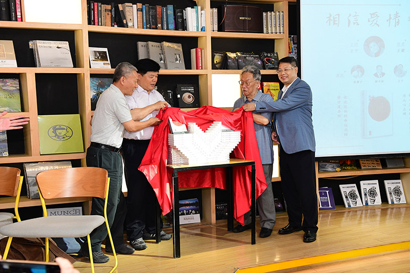 王蒙、聶震寧、鄔書(shū)林、張藝兵共同為《生死戀》新書(shū)揭幕（李顯楊 攝）.jpg