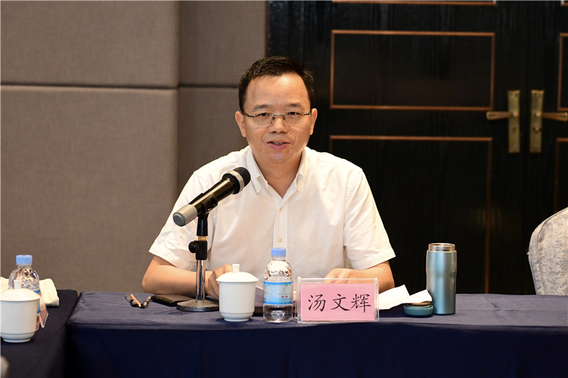廣西師大出版社集團黨委副書(shū)記、總編輯湯文輝主持會(huì )議.jpg