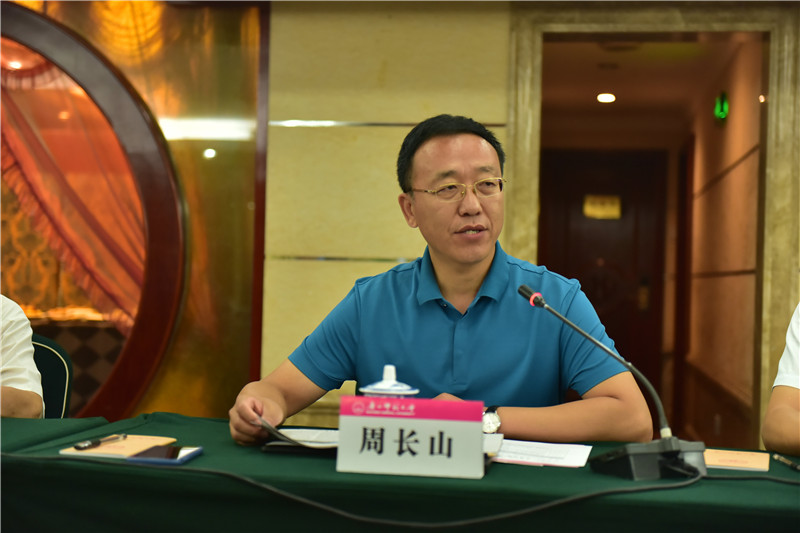 廣西師范大學(xué)教務(wù)處處長(cháng)、《廣西通史》（十卷本）主編周長(cháng)山教授介紹編撰情況（郭倩 攝）.JPG