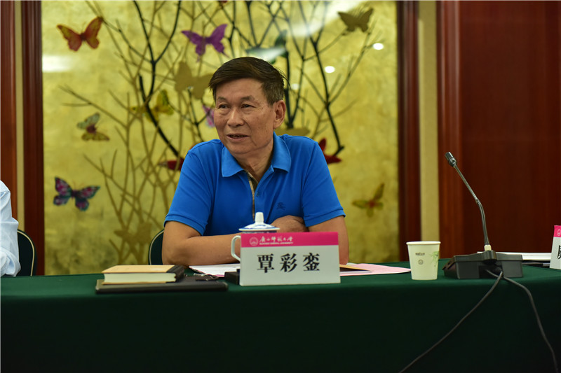 廣西壯學(xué)會(huì )會(huì )長(cháng)、廣西民族研究中心研究員覃彩鑾發(fā)言（郭倩 攝）.JPG