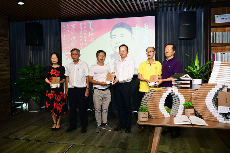 向灌陽(yáng)縣史志辦、縣新華書(shū)店、唐景崧后人代表贈書(shū)（左起灌陽(yáng)縣史志辦主任史秋瑩，作者文崇禮，灌陽(yáng)縣新華書(shū)店經(jīng)理劉毅，廣西師大出版社黨委副書(shū)記、總編輯湯文輝，唐氏后人代表唐國光，桂林市政協(xié)副主席王德明）（李顯楊攝）.JPG