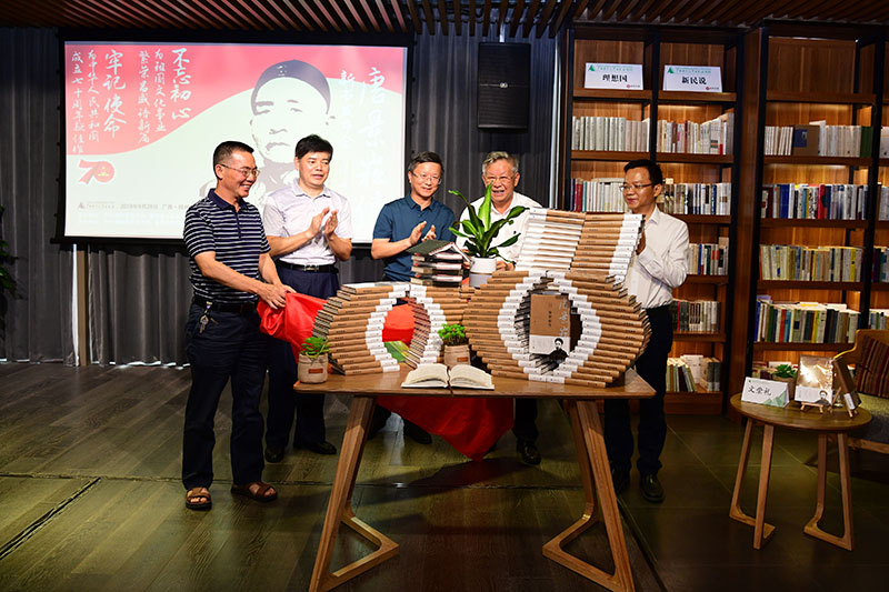 新書(shū)揭幕（左起灌陽(yáng)縣人大常委會(huì )副主任袁高明，廣西師大校黨委常委、紀委書(shū)記莫坷，桂林市社科聯(lián)主席隆斌，作者文崇禮，廣西師大出版社黨委副書(shū)記、總編輯湯文輝）（李顯楊攝）.JPG