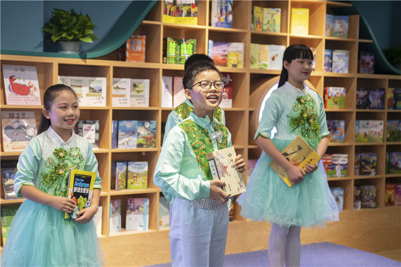 卓然小學(xué)學(xué)生現場(chǎng)表演詩(shī)歌朗誦《一路書(shū)香，一路陽(yáng)光》2（李顯楊攝）.jpg