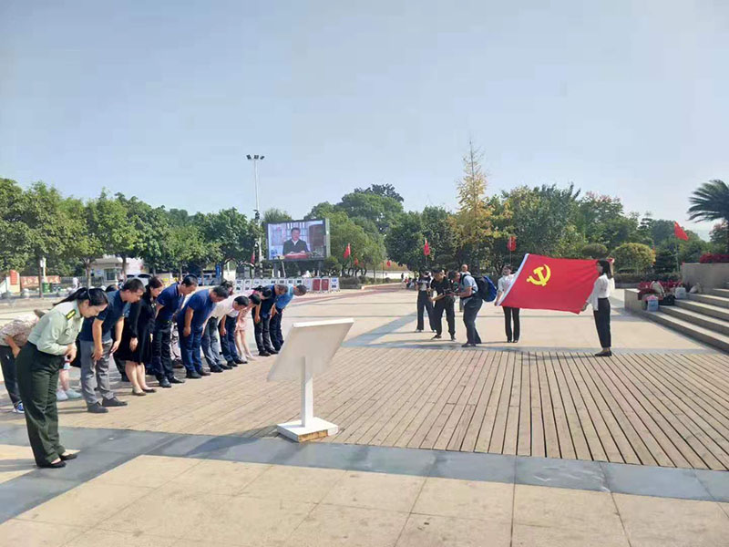 向中央紅軍長(cháng)征出發(fā)紀念碑敬獻花籃.jpg
