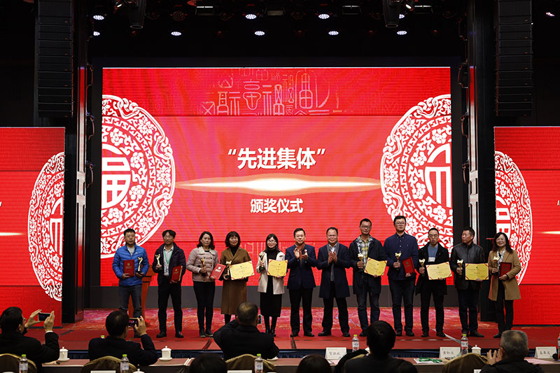 校長(cháng)賀祖斌，集團公司黨委書(shū)記、董事長(cháng)黃軒莊為先進(jìn)集體頒獎.jpg